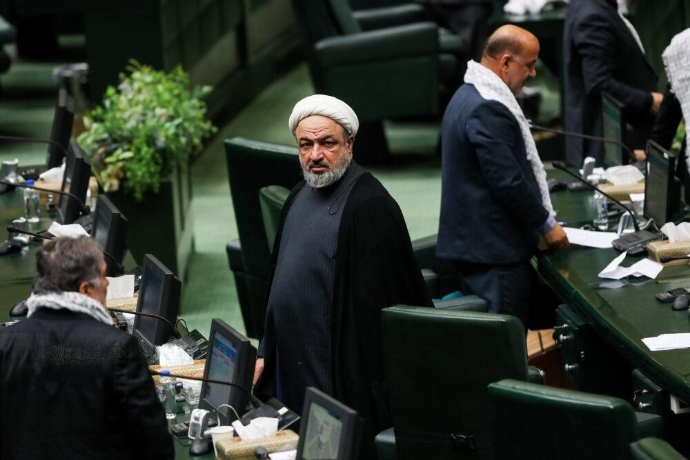 رسایی، نماینده تهران: پای برخی بانک‌های خصوصی در فروش فیلترشکن‌ها در میان است