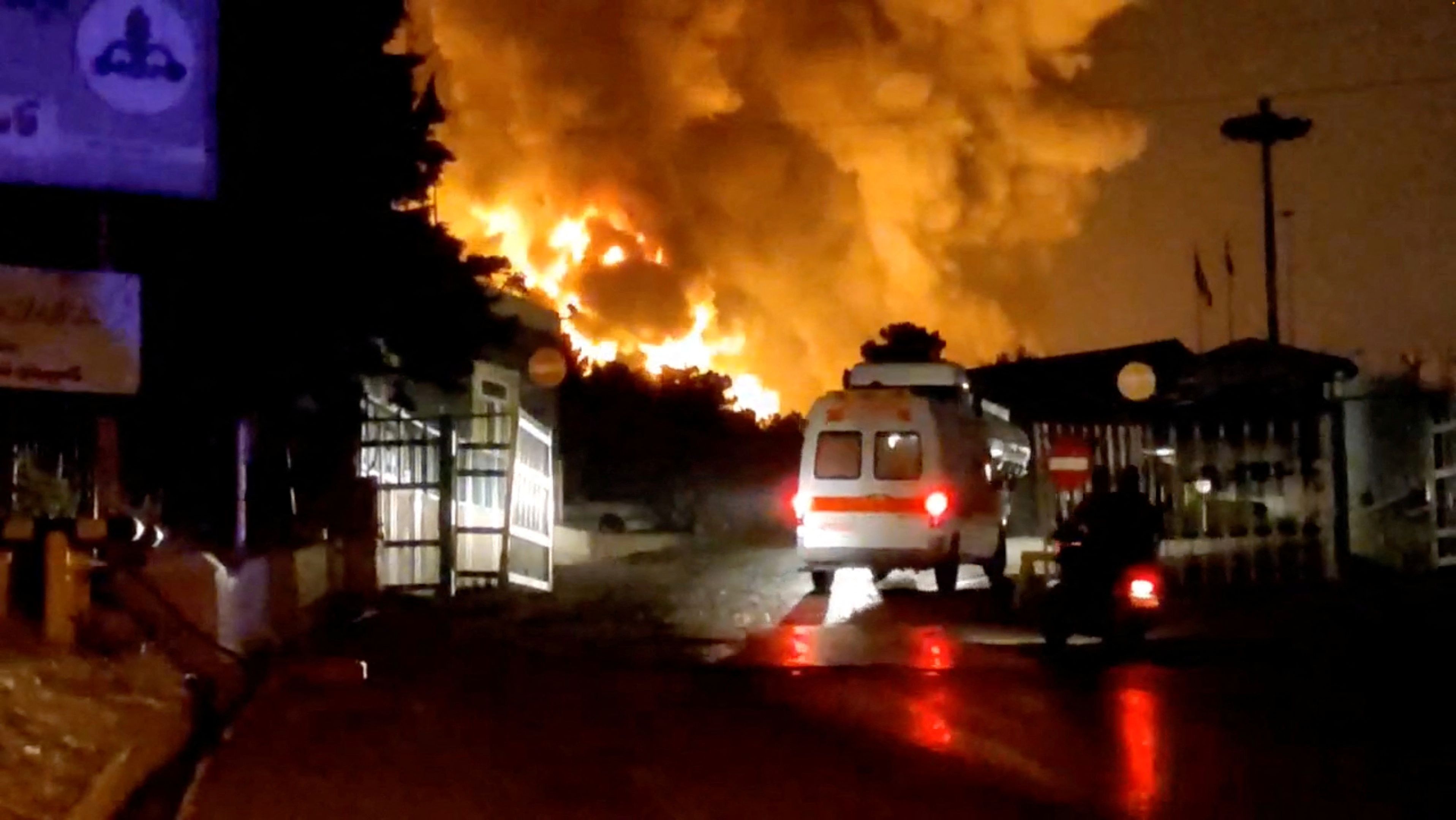 رئيس استخبارات الحرس الثوري الإيراني ونائبه تحت الأنقاض بعد الهجوم الإسرائيلي