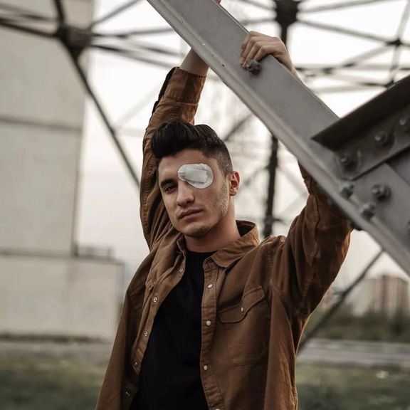 متین حسنی، از آسیبدیدگان چشمی اعتراضات آبان ۹۸، به ۳۱ ماه حبس محکوم شد