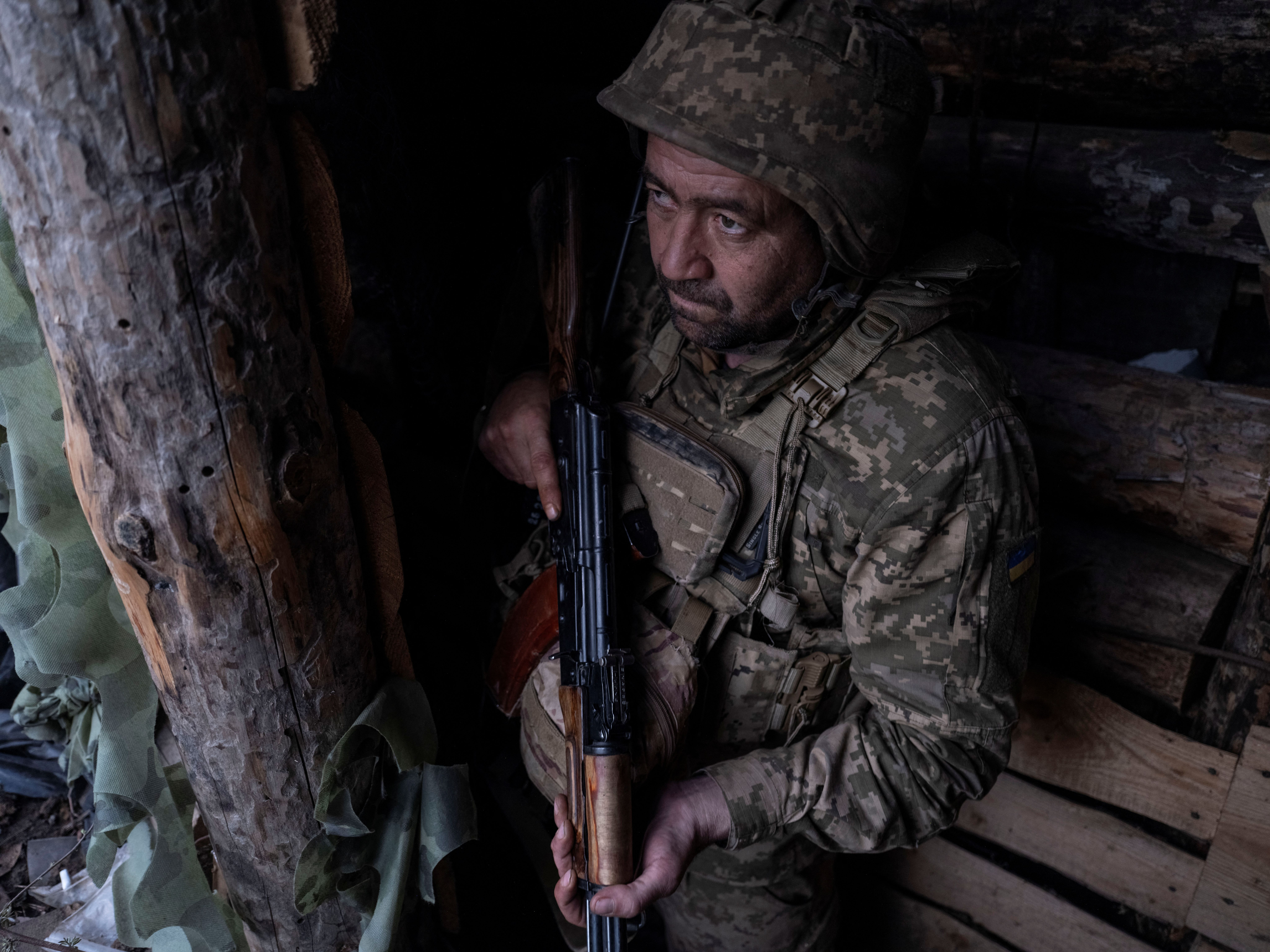 یک سرباز ارتش اوکراین در خط مقدم نبرد با روسیه در منطقه دونتسک، چهارم اردیبهشت