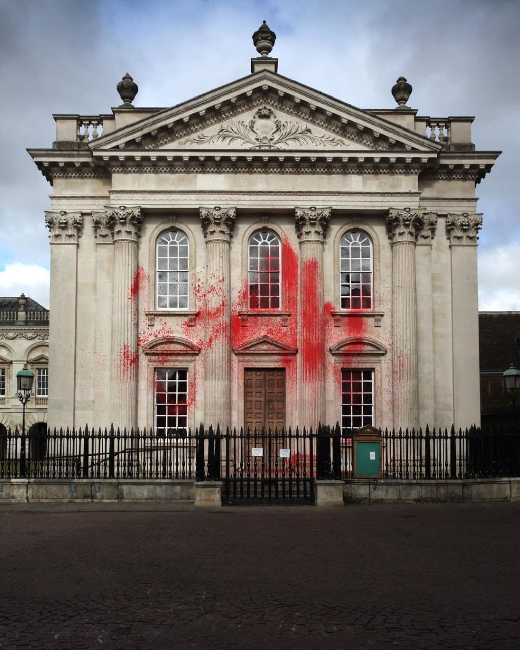 دانشگاه کمبریج رنگ‌پاشی «خرابکارانه» حامیان فلسطین روی ساختمان تاریخی دانشگاه را محکوم کرد