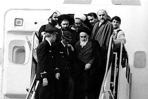 The original photo of Khomeini arriving in Tehran on February 1, 1079