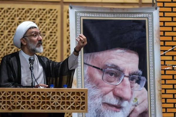 Former Minister Warns Of ‘Low Satisfaction’ Among Iranians