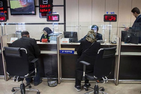 الحكومة تنقض وعودها والبنوك تفرض غرامات تأخير الأقساط.. الضغوط تتضاعف على الشعب الإيراني