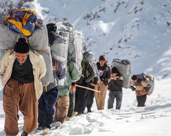 من أجل 10 دولارات يوميا.. العتالون يواجهون الموت برصاص النظام على الحدود الإيرانية