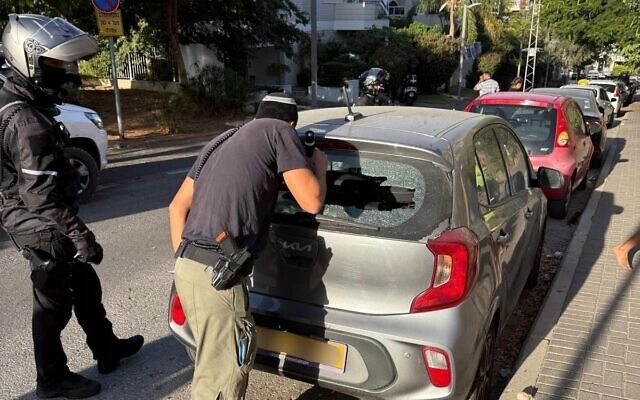 خودرویی در هرتزلیا بر اثر اصابت ترکش موشک‌های رهگیر آسیب دید