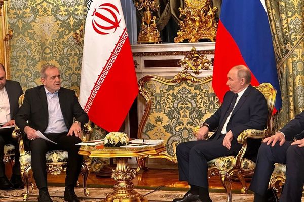 Iran's Pezeshkian left waiting for an hour to meet Putin in Kremlin