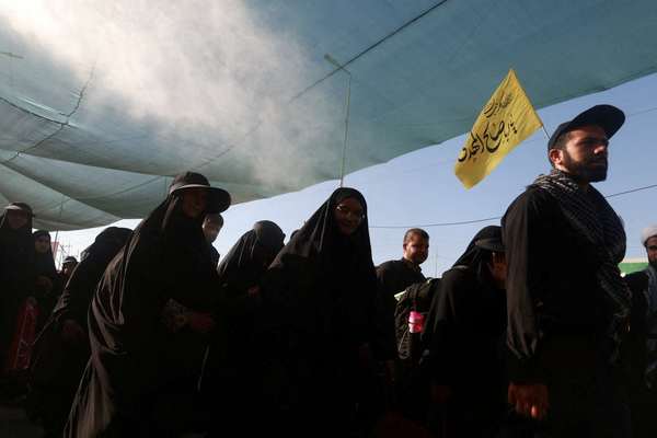 Over a million cross from Iran to Iraq in controversial pilgrimage