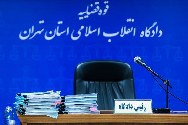 بأحكام تزيد على 60 عاما.. القضاء الإيراني يحكم على سجينَين فرنسيَّين بالسجن بتهمة "التجسس"