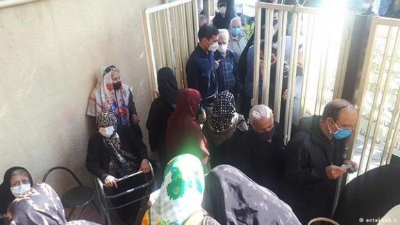 هشت روزنامه ایران در سرمقاله مشترک نسبت به خطرات روند کُند واکسیناسیون کرونا هشدار دادند