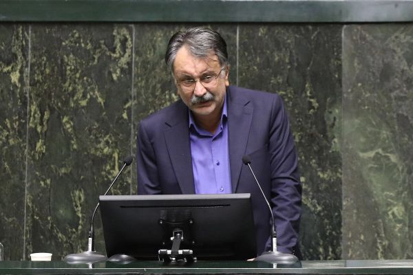 برلماني إيراني يحذّر: ارتفاع أسعار البنزين قد يثير استياءً اجتماعيًا