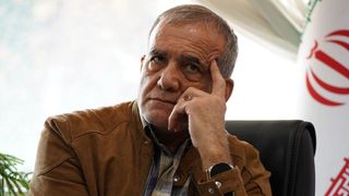 بعد تفعيل "آلية الزناد".. الرئيس الإيراني بين فكي الرحى