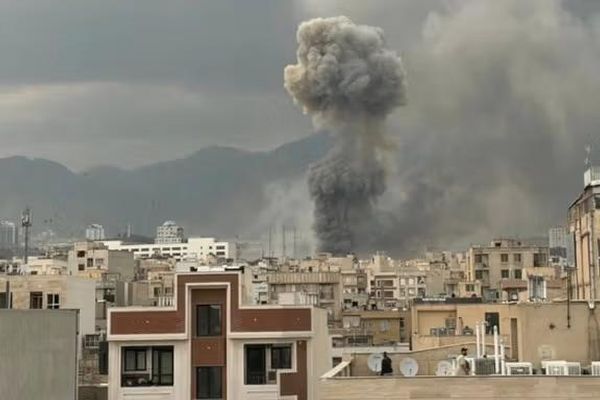 انفجارات متتالية تهز مناطق مختلفة في طهران صباح الخميس