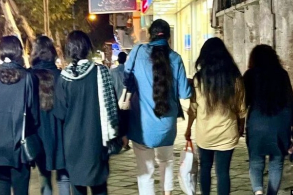 ممثل خامنئي يهدد باستخدام "الموالين للنظام" للتعامل مع النساء الرافضات للحجاب الإجباري