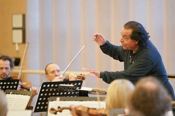 تسنیم: با وجود تحریمهای هنری علیه روسیه، علی رهبری آهنگساز ایرانی به سنپترزبورگ رفته است