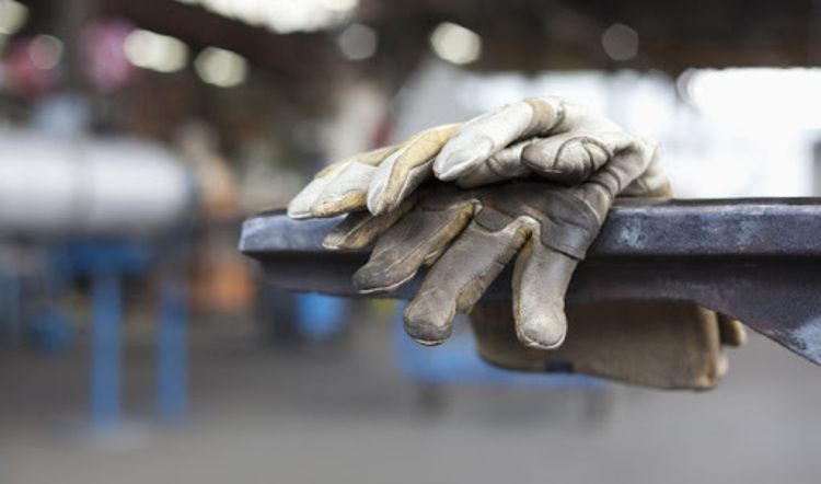 بیکار شدن ۳۶۵ کارگر کارخانه کاغذ شوشتر هم‌زمان با اخراج ۵۰۰ کارگر نساجی بروجرد