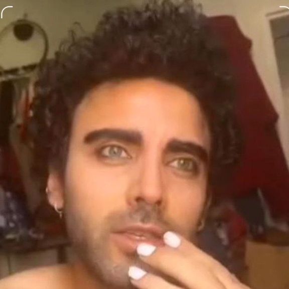 الممثل الإيراني محمد صادقي يصور عملية اعتقاله على الهواء.. بسبب انتقاده للحجاب الإجباري