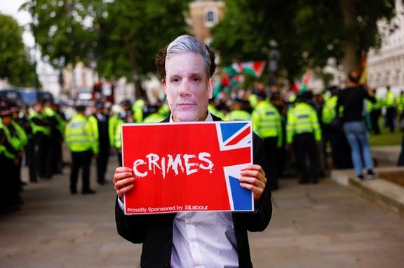 انتقاد یک معترضِ حامی فلسطین از مواضع کییر استارمر، نخستوزیر بریتانیا در قبال مناقشه غزه، لندن، ۱۶ تیر