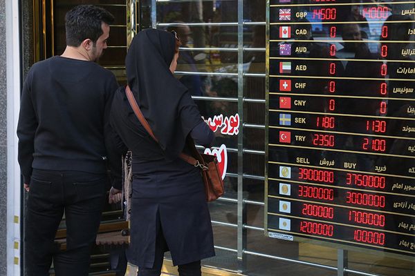 قیمت دلار در بازار آزاد ایران از ۱۲۲ هزار تومان عبور کرد