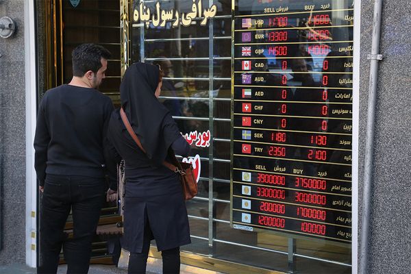 الدولار يتخطى 122 ألف تومان إيراني للمرة الأولى في التاريخ