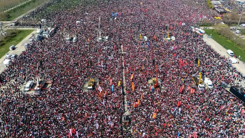 ده‌ها هزار نفر در استانبول در اعتراض به بازداشت شهردار این شهر تجمع کردند