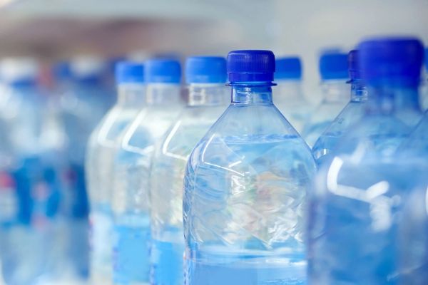 قيود على شراء المياه المعدنية في طهران بسبب ارتفاع الأسعار ونقص العرض