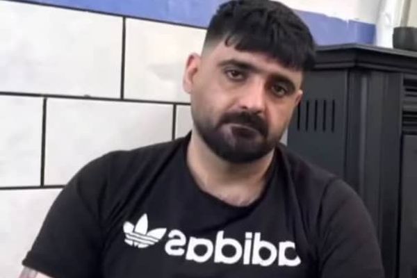 السلطات الإيرانية ترفض تسليم جثة معارض إيراني حتى يؤكد والده رواية الأمن "الكاذبة"