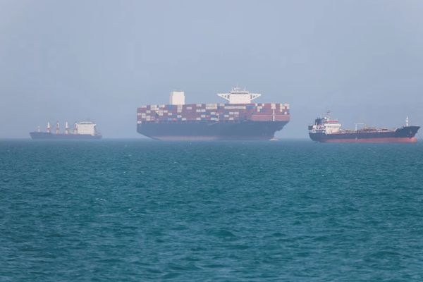 شركة فرنسية: إصابة عدد من الطاقم في هجوم استهدف السفينة "سان أنطونيو" بمضيق هرمز