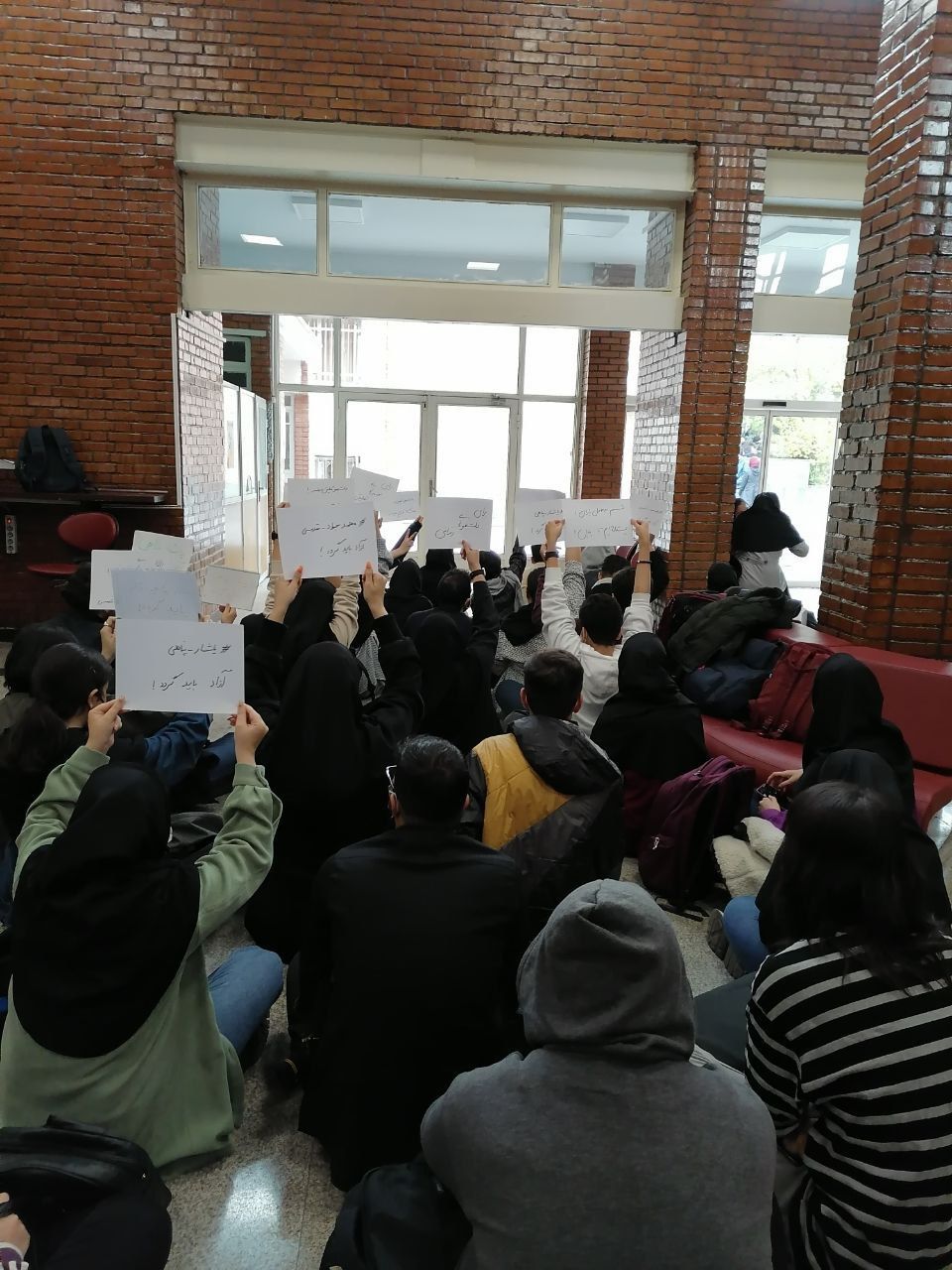 خیزش انقلابی در دانشگاه‌های ایران در روز ۱۰ آبان؛ تجمع و تحصن دانشجویان ادامه دارد