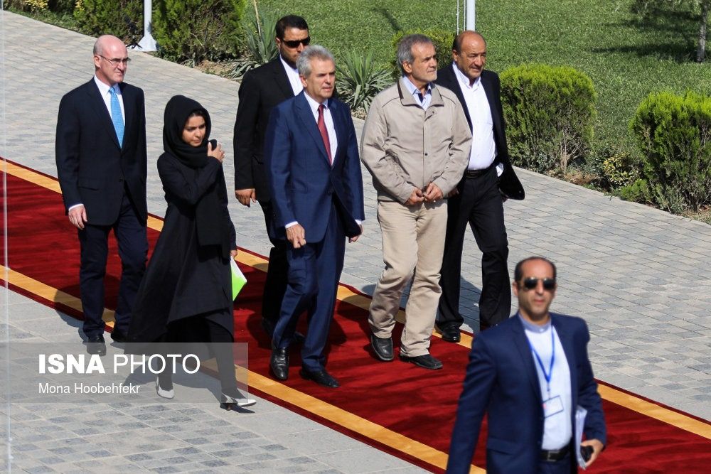 Pezeshkian, deputy speaker of parliament, welcoming a foreign delegation in August 2016