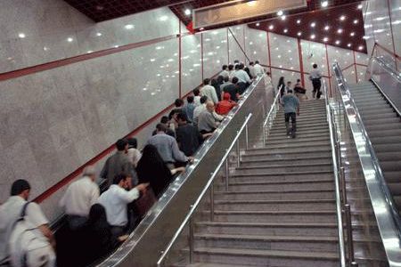 اورژانس تهران: بر اثر حادثهای در پله برقی یک ایستگاه مترو، ۱۸ نفر مصدوم شدند