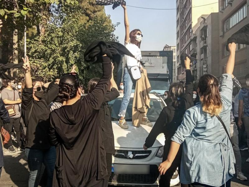 مصادر حقوقية: "اعتقال 325 وسجن 113 امرأة" في إيران بتهم عقائدية أو سياسية خلال عام واحد