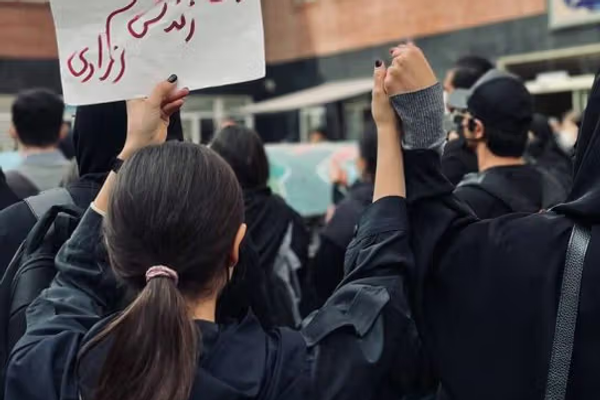 أكثر من 550 ناشطًا يطالبون ألمانيا باستئناف استقبال الناشطين الإيرانيين المعرَّضين للخطر