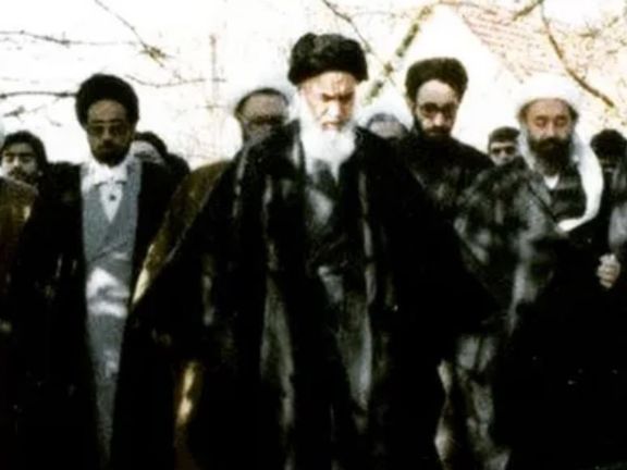 بیبیسی: فتوا علیه سلمان رشدی ساعاتی پس از دیدار خمینی با محمد خاتمی صادر شد