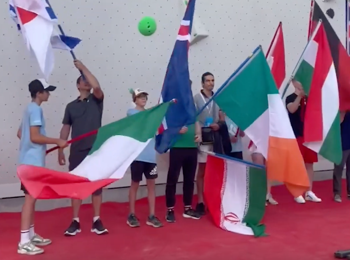 سنگنوردی که پرچم جمهوری‌اسلامی را بالا نبرد به ایران برگشت