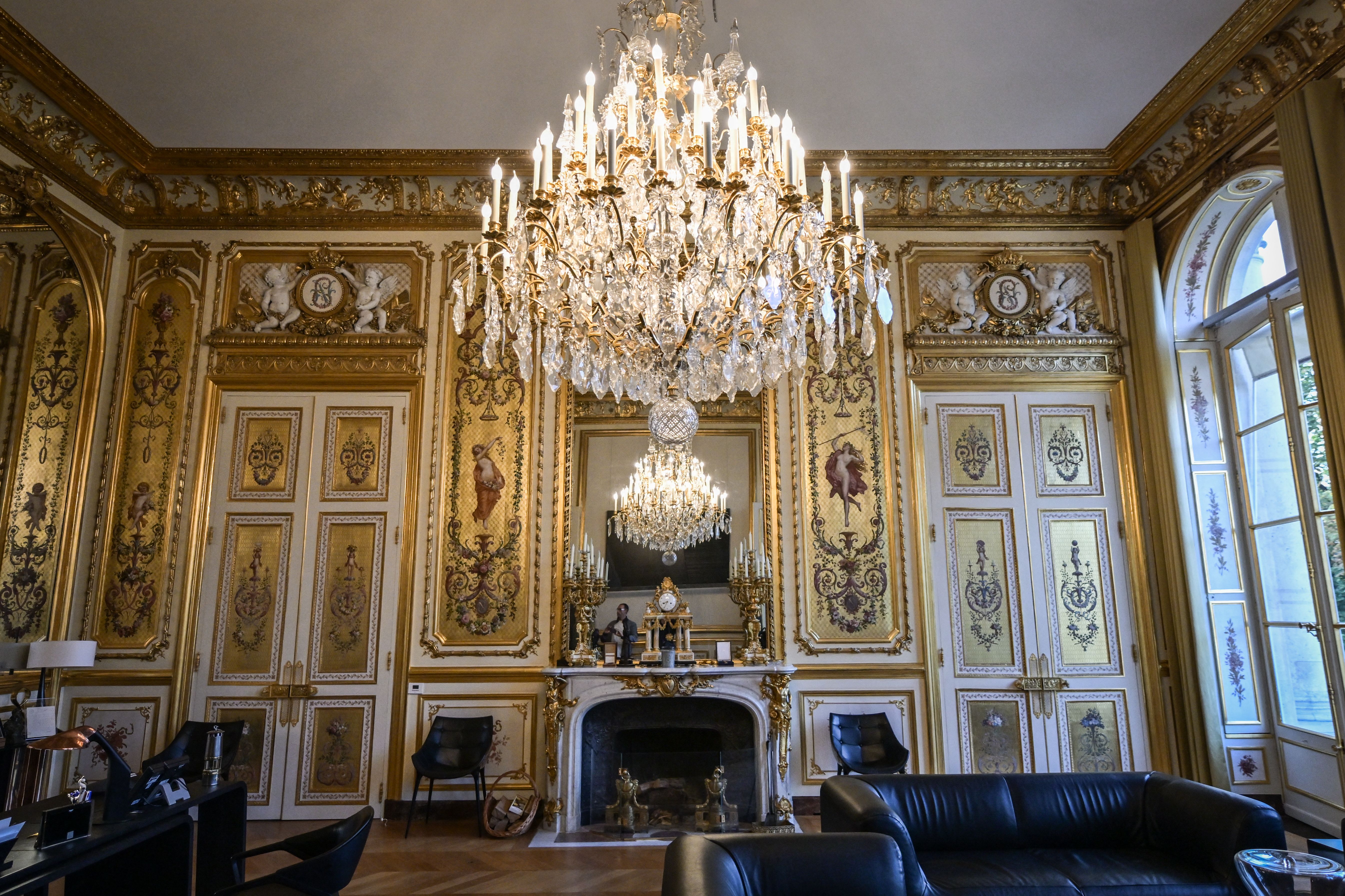 سرقت هزاران یورو ظرف نقره، چینی و کریستال از کاخ الیزه