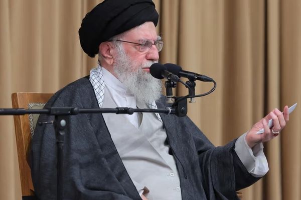 بولتن دفتر خامنهای نوشت برای جمهوری اسلامی بین معترضان با آمریکا و اسرائیل فرقی نیست
