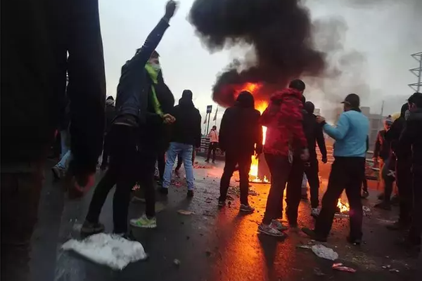 السلطات الإيرانية تواجه غضب الشارع بمزيد من قمع النشطاء على مواقع التواصل