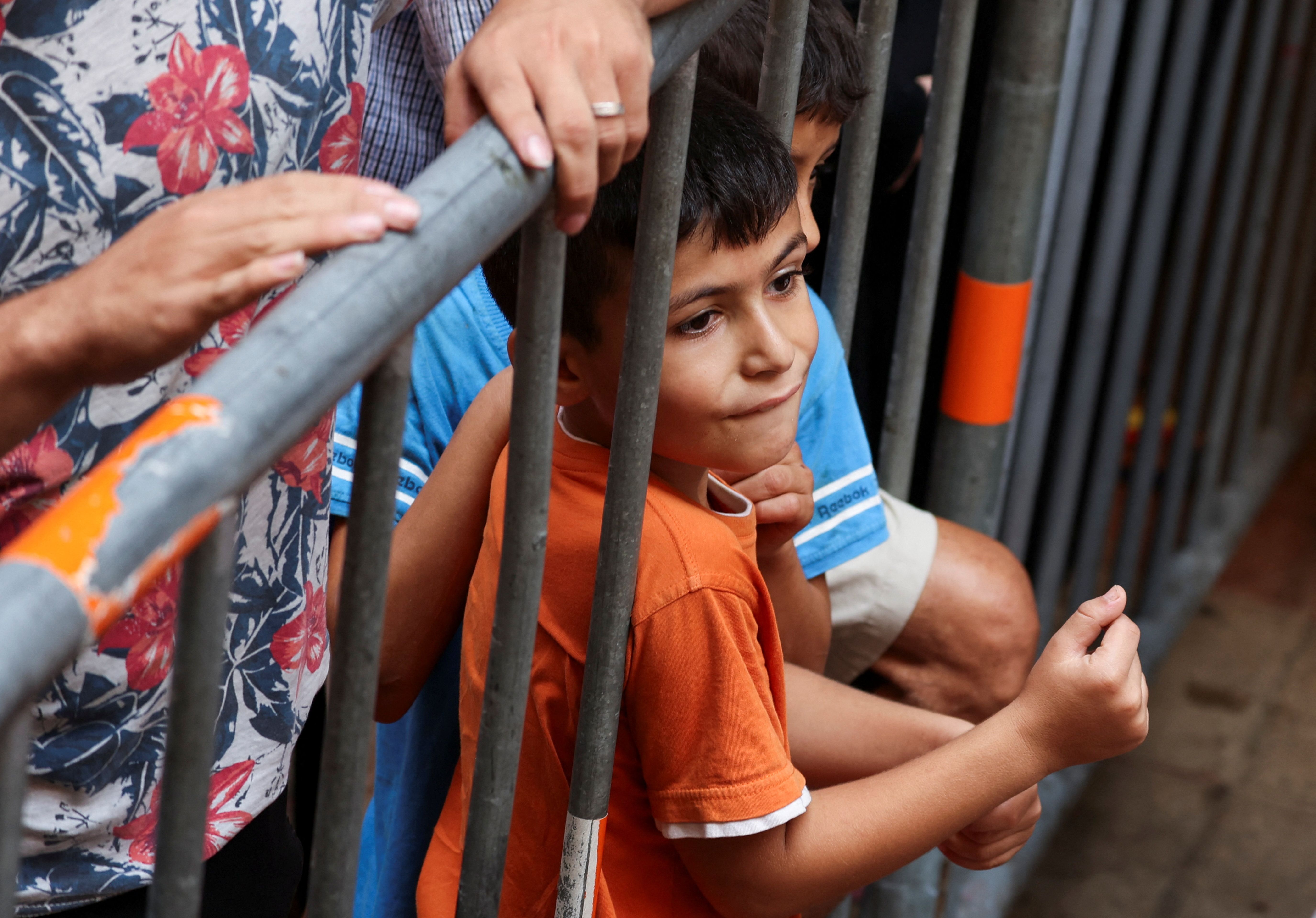 کودکان آواره لبنانی در صف دریافت غذا در بیروت، ۲۳ مهر