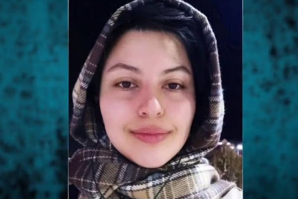 اعتقال طالبة بجامعة طهران لتصويرها مأساة ترحيل الأفغان من إيران