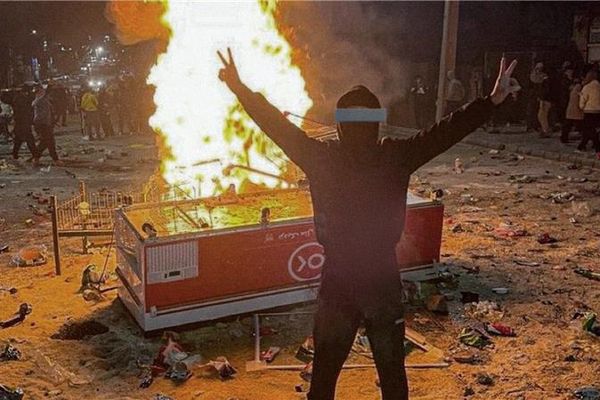 گزارشها از کشتار گسترده معترضان با شلیک گلوله جنگی در سراسر ایران حکایت دارد