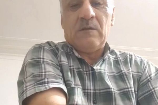 الحكم على والد أحد قتلى احتجاجات 2022 في إيران بالسجن 23 عامًا