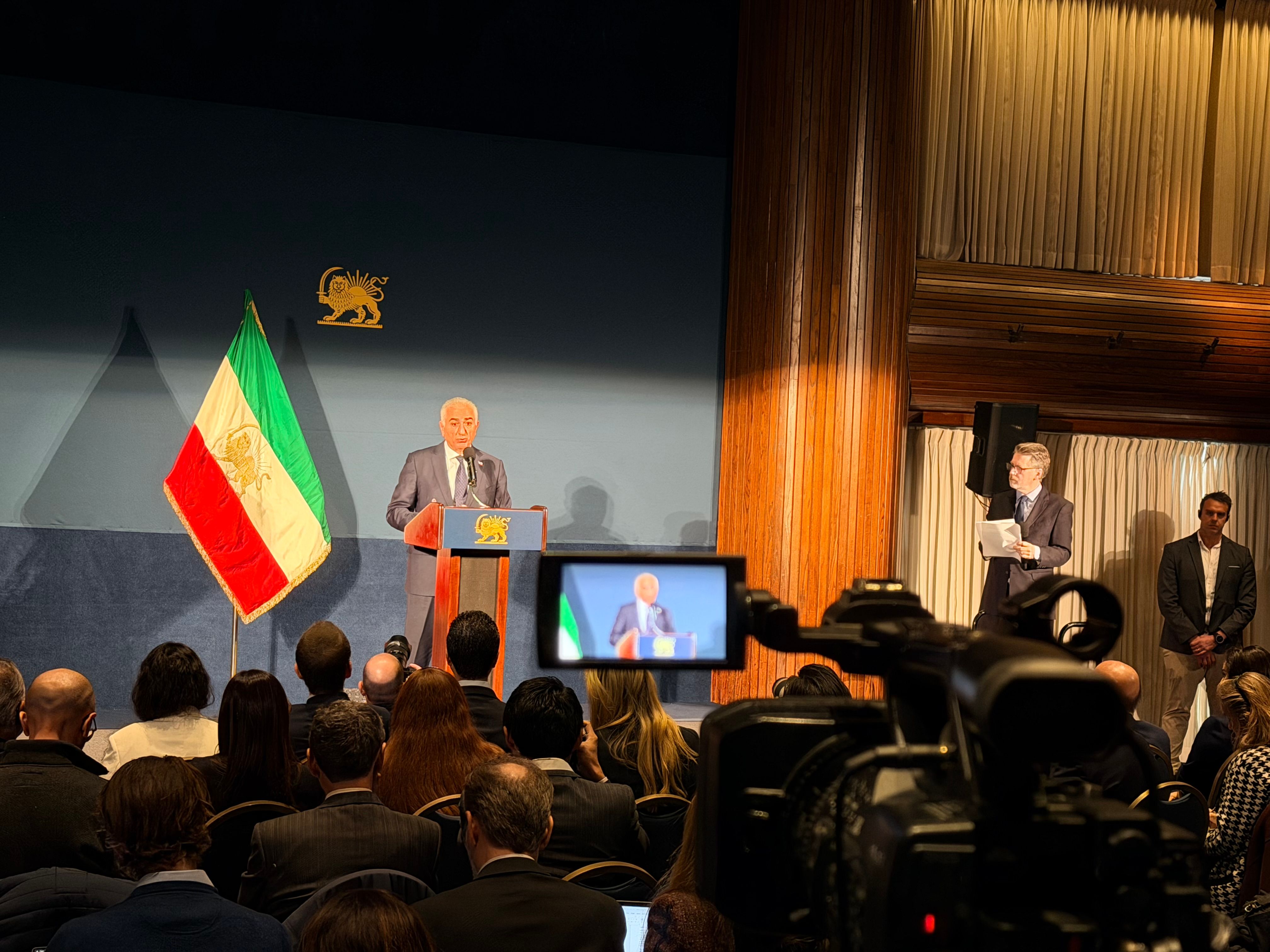 شاهزاده رضا پهلوی: ترامپ مردی است که به حرف خود عمل خواهد کرد