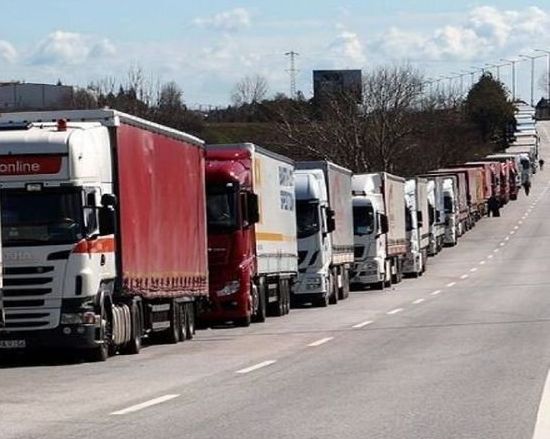 اتاق بازرگانی ایران: کامیونهای ورودی به کشور در برخی مرزها بین ۵ تا ۱۰ روز منتظر میمانند