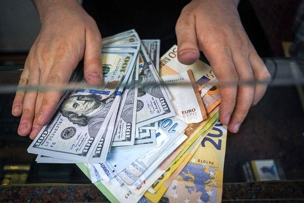 الدولار يسجل رقما قياسيا جديدا أمام العملة الإيرانية ويقترب من 72 ألف تومان