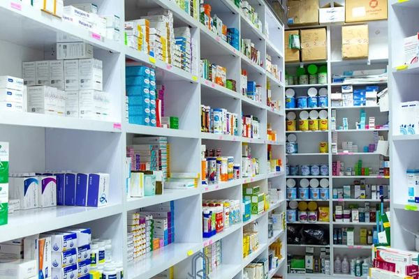 مسؤول إيراني: وضع الأدوية سيكون "كارثيًا" خلال الشهرين المقبلين