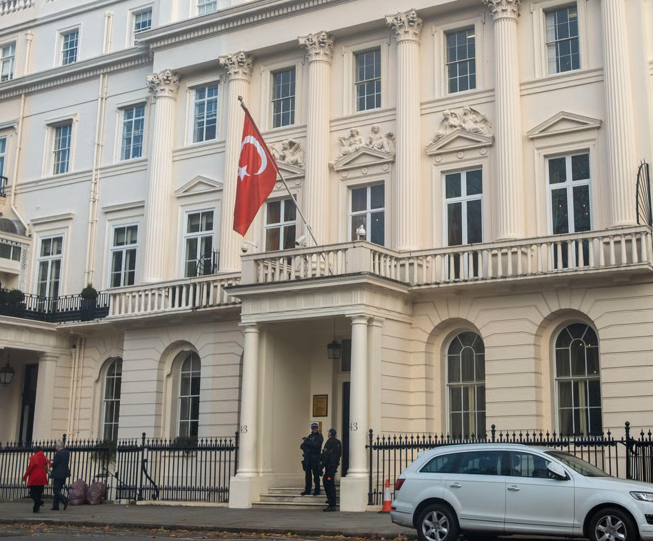 دادگاهی در لندن مردی را به علت سوزاندن قرآن مقابل کنسولگری ترکیه ۲۴۰ پوند جریمه کرد