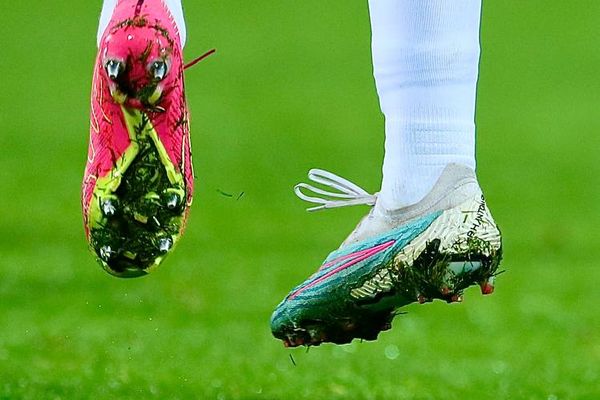 عادینمایی شرایط ایران با برگزاری لیگبرتر پس از کشتهشدن دستکم ۱۲ هزار نفر