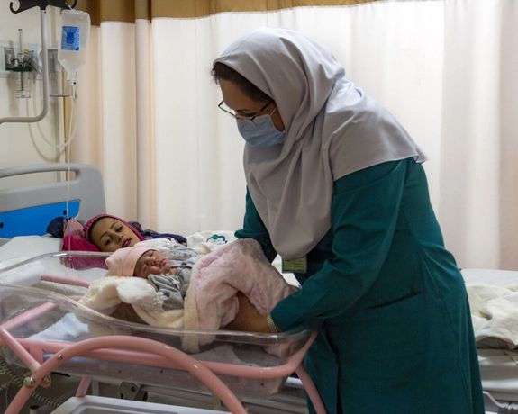 مشاور وزیر بهداشت ایران از کمبود ۲۰ هزار ماما خبر داد