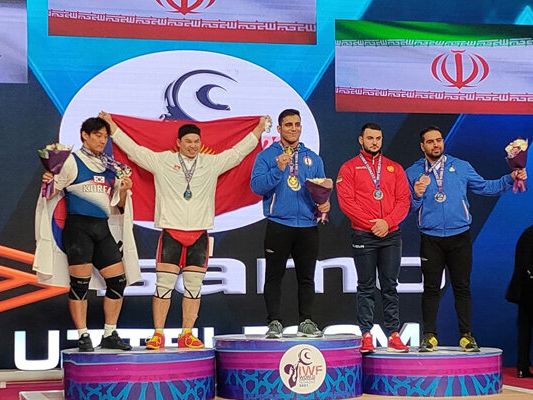 در مراسم اهدای مدال به وزنهبرداران ایران در مسابقات ازبکستان سرود ملی شاهنشاهی پخش شد